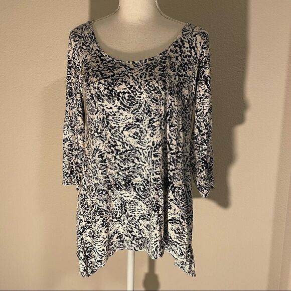 ROSE & OLIVE Shark bite hem, Abstract print, Soft and lightweight top, Size M - Picture 1 of 7